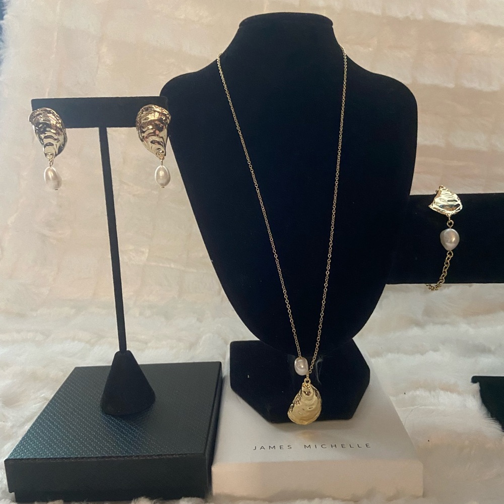 Gold and Pearl Necklace